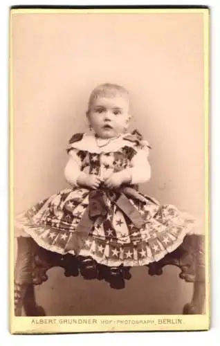 Fotografie Albert Grundner, Berlin, Leipziger-Str. 47, Süsses Kleinkind im Kleid mit Sternen