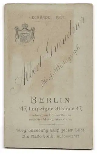 Fotografie Albert Grundner, Berlin, Leipziger-Str. 47, Süsses Kleinkind im Kleid mit Sternen