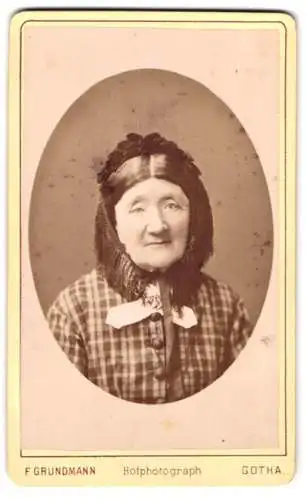 Fotografie Ferd. Grundmann, Gotha, Löwenstr. 9, Ältere Dame mit Haube