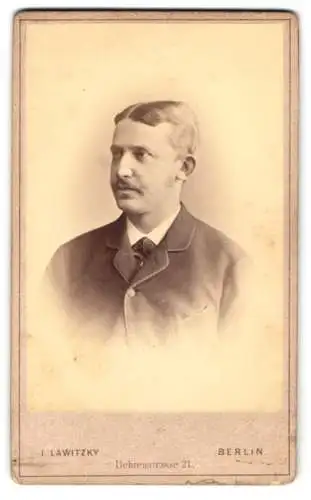 Fotografie J. Lawitzky, Berlin, Behrenstr. 21, Junger Herr im Anzug mit Fliege