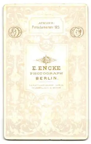 Fotografie E. Encke, Berlin, Potsdamerstr. 125, Junger Herr im Anzug mit Fliege