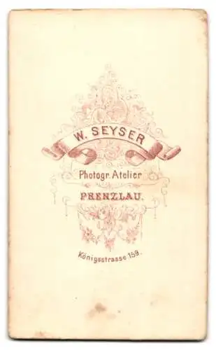 Fotografie W. Seyser, Prenzlau, Königsstr. 159, Junge Dame im Kleid mit Buch