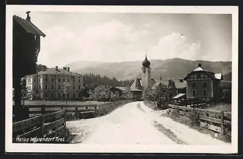 AK Westendorf /Tirol, Ortspartie mit Strasse und Kirche