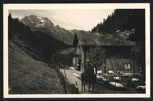 AK Mayrhofen im Zillertal, Ortspartie mit Zillergrund gegen Grünberg, Reiter