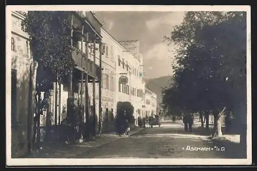 AK Aschach a. d. D., Strassenpartie mit Gasthaus zur goldenen Kanone