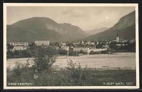 AK Ferlach, Ortsansicht mit Volksschule gegen die Berge