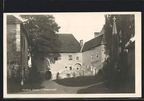 AK Maria Saal, Auf dem Kirchhof