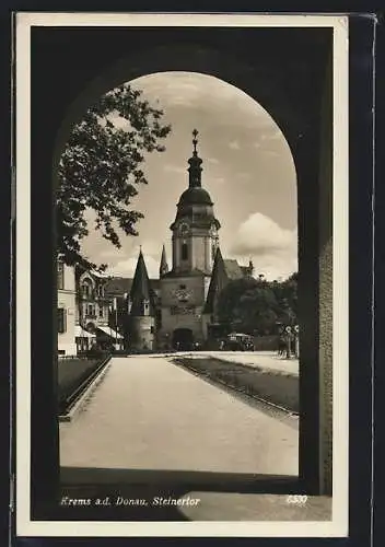 AK Krems /Donau, Blick durch Steintor gegen Kirche