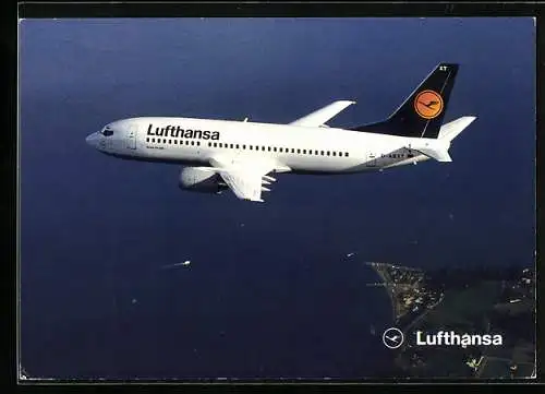 AK Lufthansa Boeing 737-300 über einem Küstenort