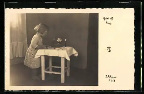 Foto-AK Adalbert Defner: Geburtstag, kleines Mädchen am Geburtstagstisch