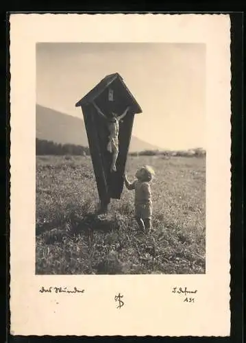 Foto-AK Adalbert Defner: Kleinkind vorm Flurkreuz