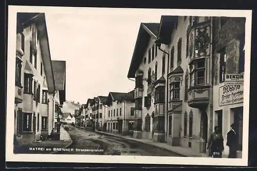 AK Matrei am Brenner, Strassenansicht mit Passanten