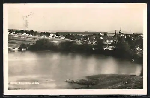 AK Gross Siegharts /N.-Oe., Ortsansicht vom Wasser aus