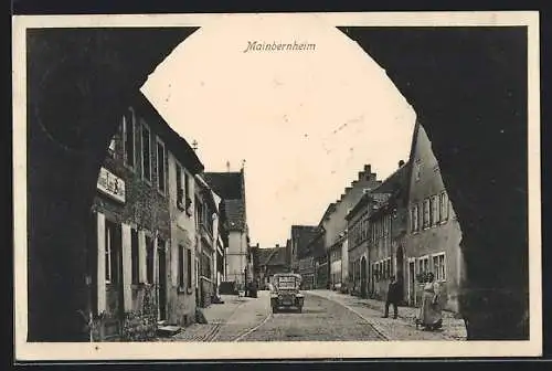 AK Mainbernheim, Strassenpartie mit Wohnhäusern und Auto