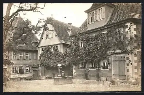 AK Mainbernheim, Ortspartie mit Brunnen und Wohnhäusern