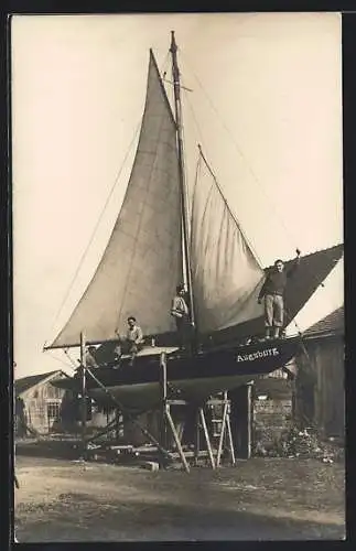 AK Augsburg, Männer auf einem Segelschiff auf Holzbalken
