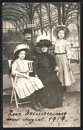 Foto-AK Bad Kissingen, Kurgastfamilie vor Rakoczy-Brunnen 1914