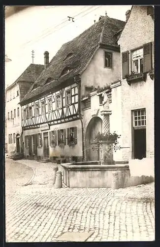 Foto-AK Mainbernheim, Herrenstrasse mit Brunnen und Gasthaus z. Bären