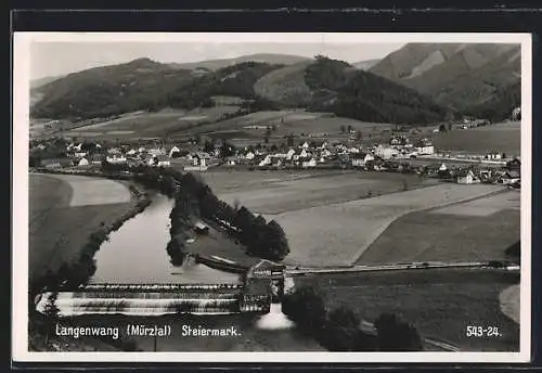 AK Langenwang, Ortsansicht mit Kirche und Bergpanorama, Flusswehr