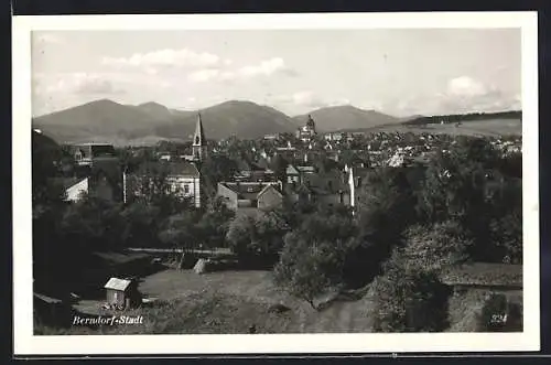 AK Berndorf-Stadt, Ortsansicht gegen die Berge