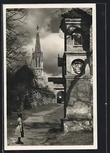 AK Strassengel ob Judendorf, Wegkreuz mit Blick zur Kirche