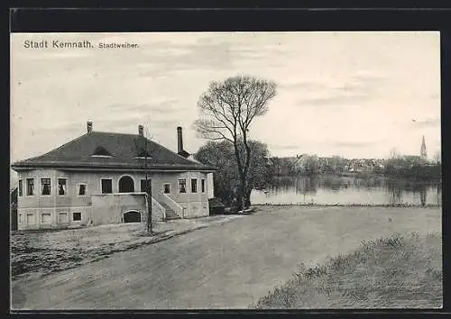 AK Kemnath, Stadtweiher mit Gebäude und Blick zum Ort