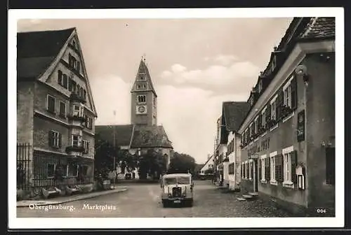 AK Obergünzburg, Marktplatz mit Gasthof zur Post und Kirche