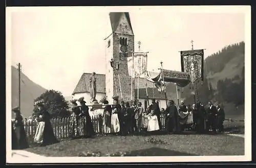 AK Mittelberg / Kleinwalsertal, Prozession vor der Kirche