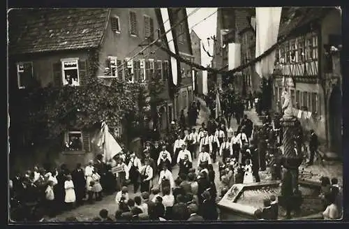 Foto-AK Mainbernheim, Festmarsch durch geschmückte Strasse am Brunnen