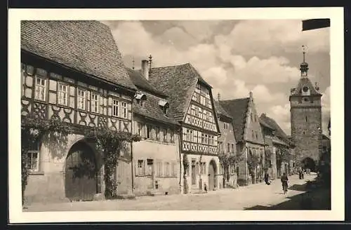 Foto-AK Prichsenstadt, Strassenpartie mit Torhäusern und Turm