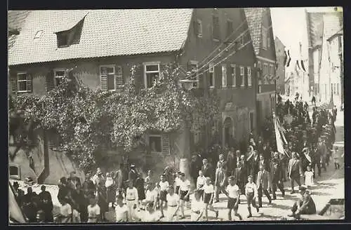 Foto-AK Mainbernheim, Festmarsch durch die Stadt