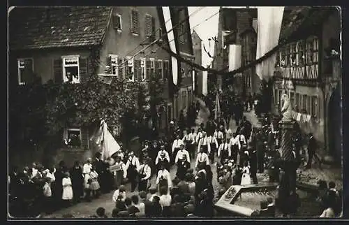 Foto-AK Mainbernheim, Festmarsch durch eine geschmückte Strasse, Brunnen