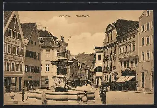 AK Eichstätt, Marktplatz mit Eisenhandlung, Hotel Adler und Brunnendenkmal