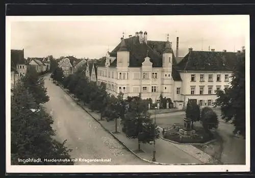 AK Ingolstadt, Harderstrasse mit Kriegerdenkmal aus der Vogelschau