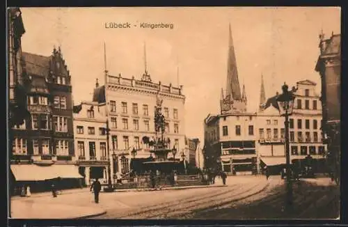 AK Lübeck, Klingenberg, Strassenpartie mit Brunnen und Kirchturm