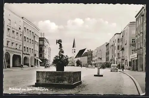 AK Mühldorf, Stadtplatz mit Brunnen