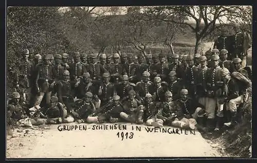 Foto-AK Weingarten, Soldaten in Uniform beim Gruppen-Schiessen 1913