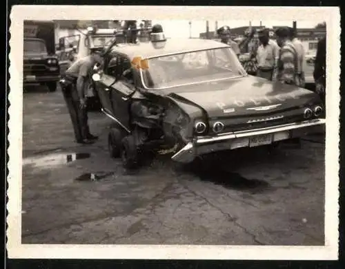 Fotografie Auto Chevrolet Karoon, US-Polizeiwagen nach Unfall auf einem Abschlepphof