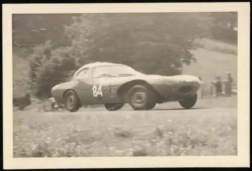 Fotografie Auto, Rennwagen Startnummer 84 beim rennen Cadwell Park 1962