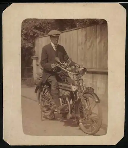 Fotografie Motorrad Triumph, Herr auf Krad mit Kennzeichen D-8186