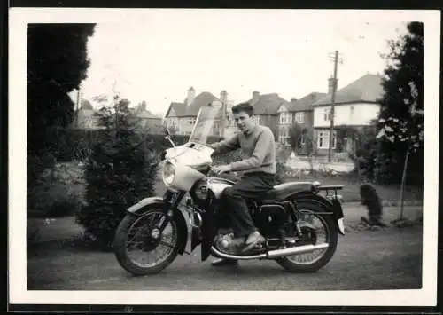 Fotografie Motorrad BSA, Bursche auf Krad sitzend