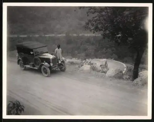 Fotografie Auto, Cabrio Reisewagen auf einer Serpentinen-Strasse in Indien