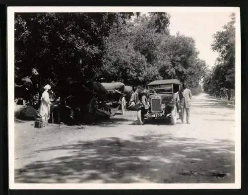 Fotografie Auto, Cabrio Reisewagen auf der Strasse nach Peschawar / Indien