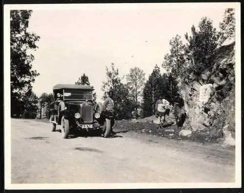 Fotografie Auto, Cabrio - Reisewagen auf der Batrasi-Passstrasse in Pakistan