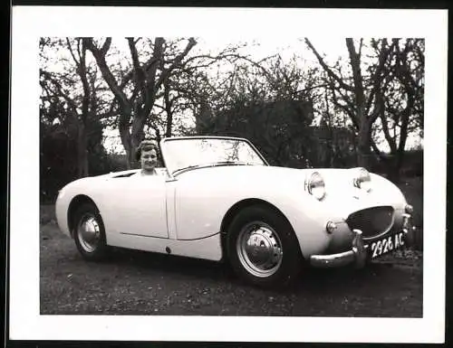 Fotografie Auto Rodster Austin-Healey Sprite, junge Frau sitzt am Steuer des Sportwagen's