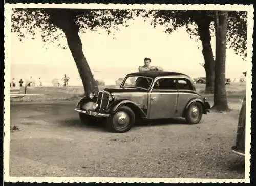 Fotografie Auto DKW, junger Mann lehnt lässig am PKW