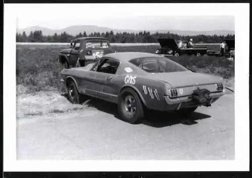 Fotografie John Dutton, Victoria B.C., Auto Ford Mustang Shelby 350, Dragster Rennwagen mit Bremsschirm