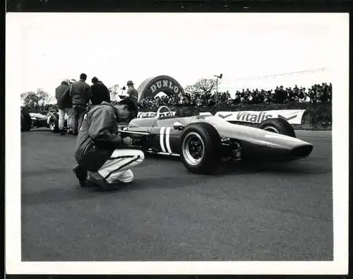 Fotografie Auto Formel Rennwagen mit Startnummer 11, Rennstrecke Brands Hatch 1960