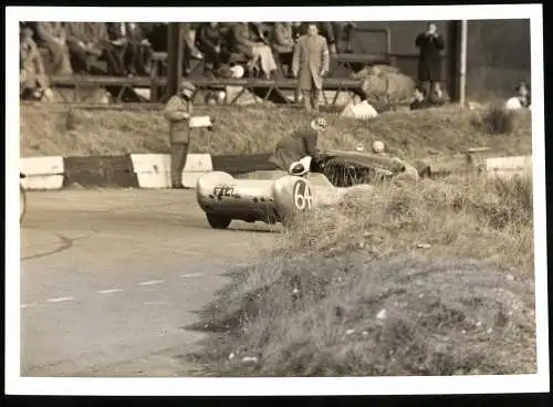 Fotografie E. Selwyn-Smith, British Racing & Sports Car Club, Rennwagen Roadster Startnummer 64 am Streckenrand