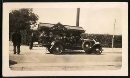 Fotografie Lastwagen mit Spezial-Aufbau, LKW mit einer Art Hausdach